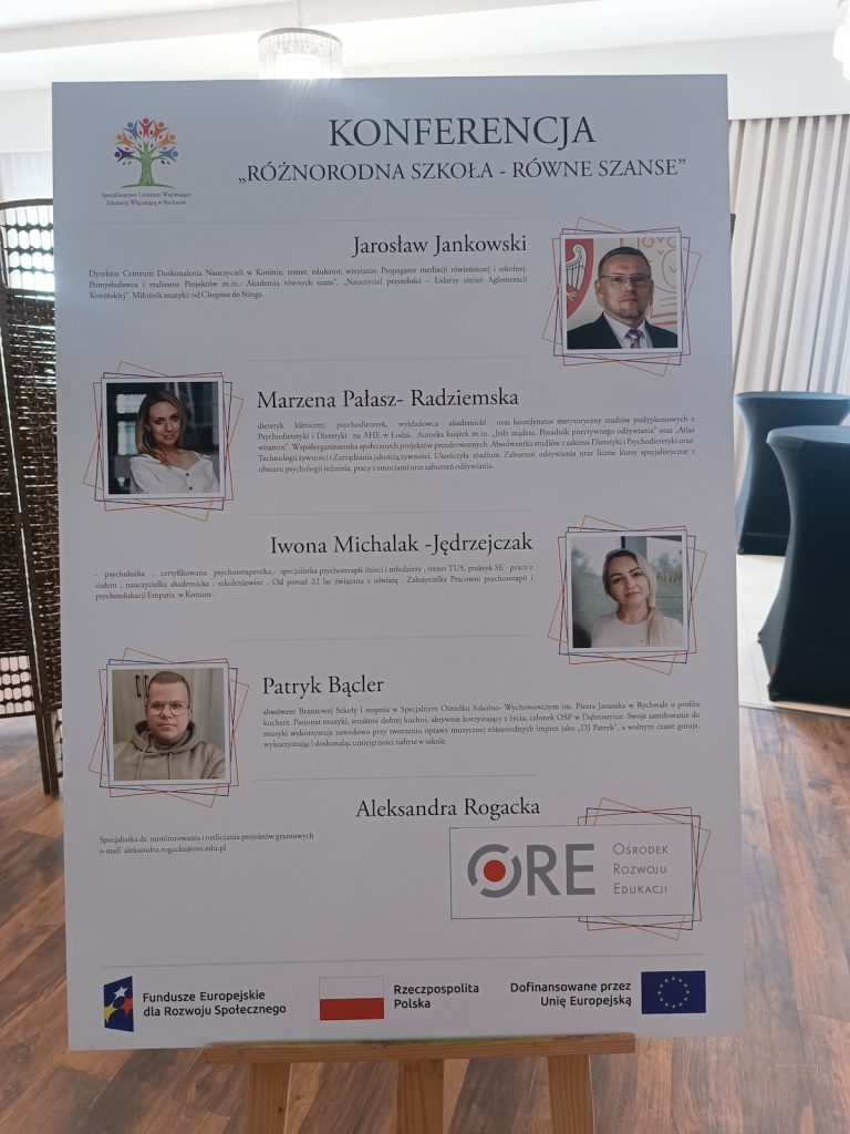 Druga plansza informacyjna konferencji „Różnorodna szkoła - równe szanse” ze zdjęciami i biogramami kolejnych prelegentów. Widoczne są logotypy instytucji wspierających, w tym Ośrodka Rozwoju Edukacji (ORE).