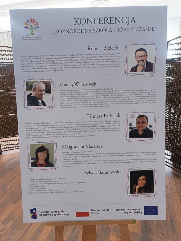 Trzecia plansza informacyjna z tej samej serii, prezentująca zdjęcia i biogramy pięciu kolejnych prelegentów występujących na konferencji.